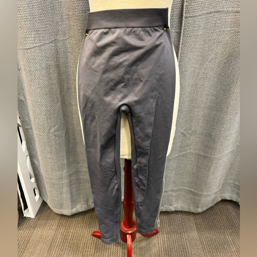 NWOT Gray Legging with Butt Lift Design in Back. Never worn. Size S